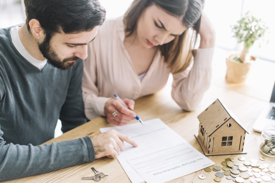 Couple signant un crédit hypothécaire